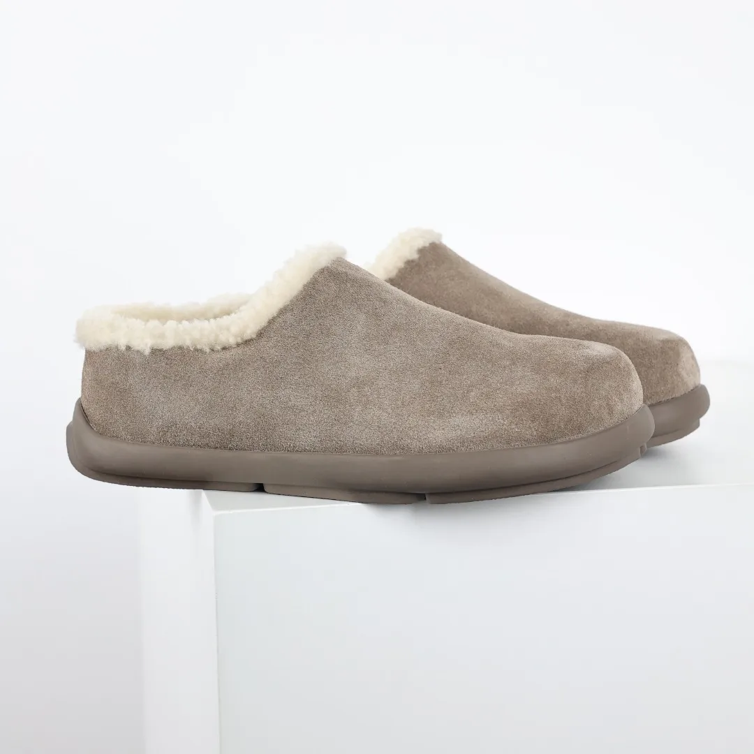 Pick up locally💰560 Core recommendation Good price Independently developed original outsole and cashmere insole to keep you warm in winter and suitable for home use. In the new year, uug launched a style series, which is partially geared towards the preferences of young consumers and has also moved to the forefront of fashion trends. Shoe body material Water-repellent coated suede upper 17 mm UGGPURE™ implanted wool insole Lightweight non-slip comfortable rubber outsole With brand LOGO trademark Comes with a full set of packaging Size: 35 36 37 38 39 40 41 42 43 44